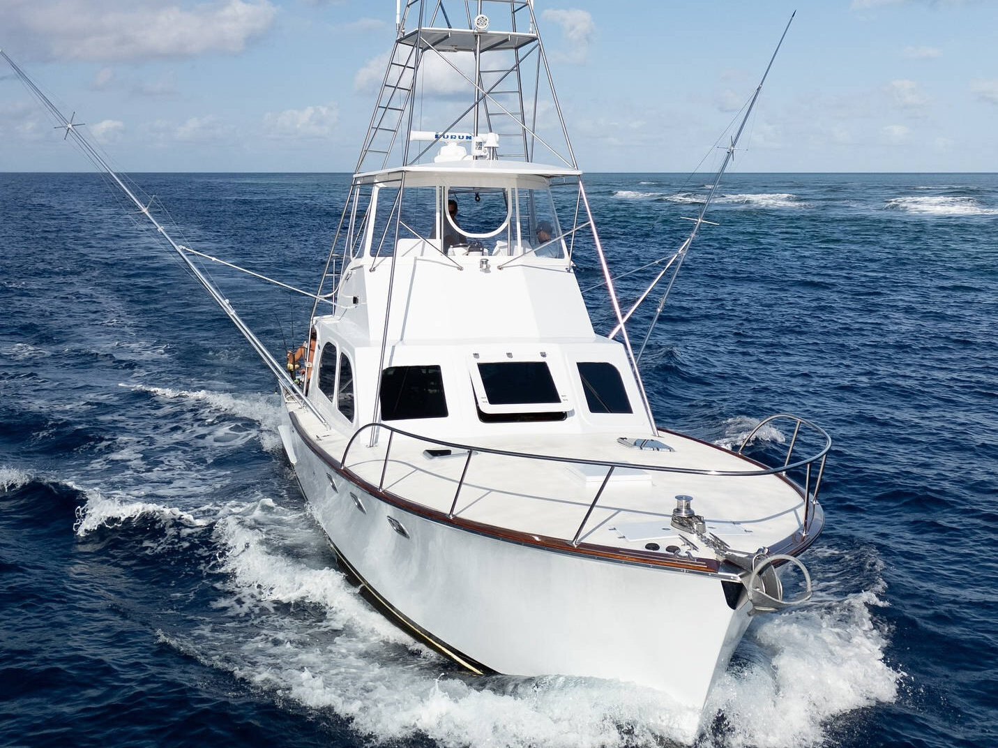 Aerial photo looking head on onto the The Sherrif vessel